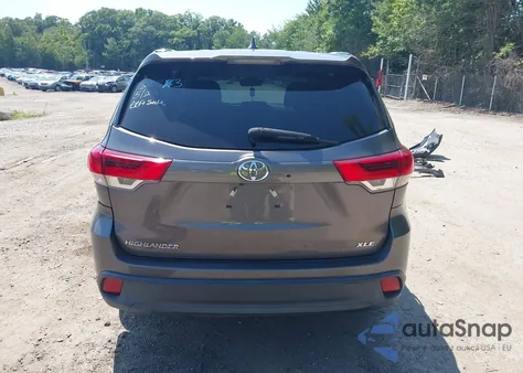 2019 Toyota Highlander Xle z USA, uszkodzony, nr VIN 5TDKZRFH5KS561925
